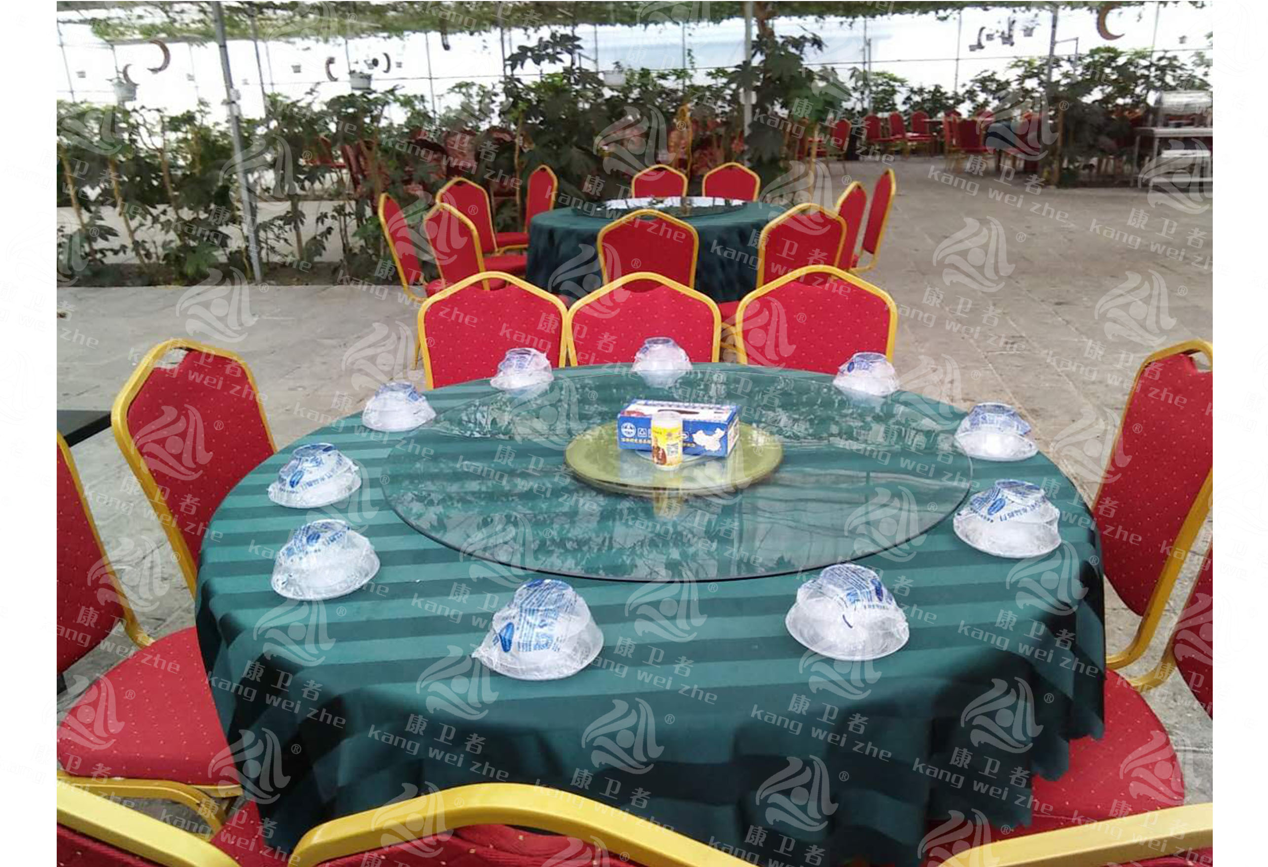 在飯店中使用的一次性水晶餐具