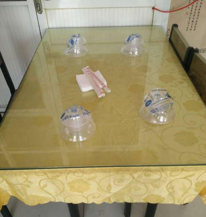 使用一次性水晶餐具的飯店